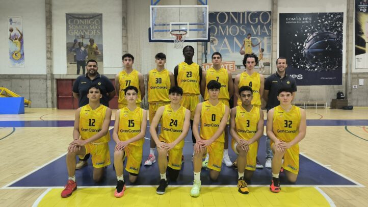 Equipo cadete masculino del Gran Canaria posando en un gimnasio durante un torneo.