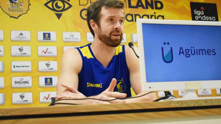 John Shurna habla en una rueda de prensa sobre la motivación en un derbi.