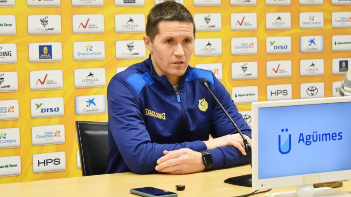 Entrenador del CB Gran Canaria en conferencia de prensa sobre tácticas de juego.