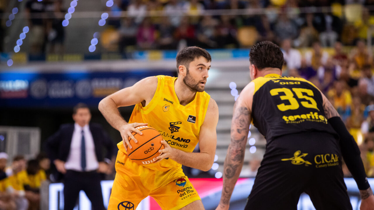 Jugadores del Dreamland Gran Canaria y Tenerife compiten por el balón en un partido.