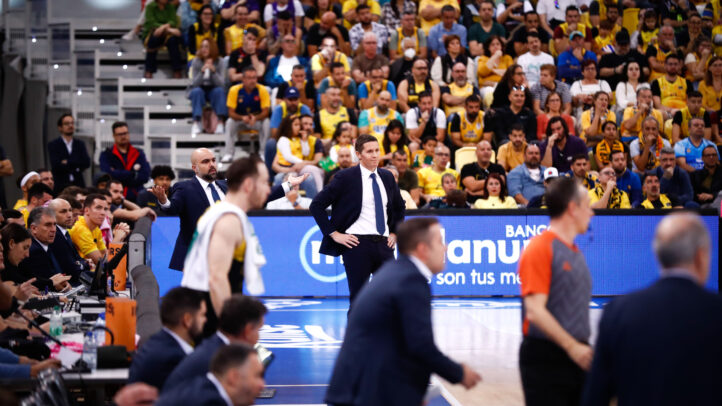 Entrenadores y jugadores del CB Gran Canaria en un emocionante partido de baloncesto.