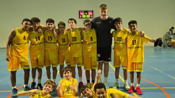 Jugadores de la cantera del Club Baloncesto Gran Canaria posando tras un partido.