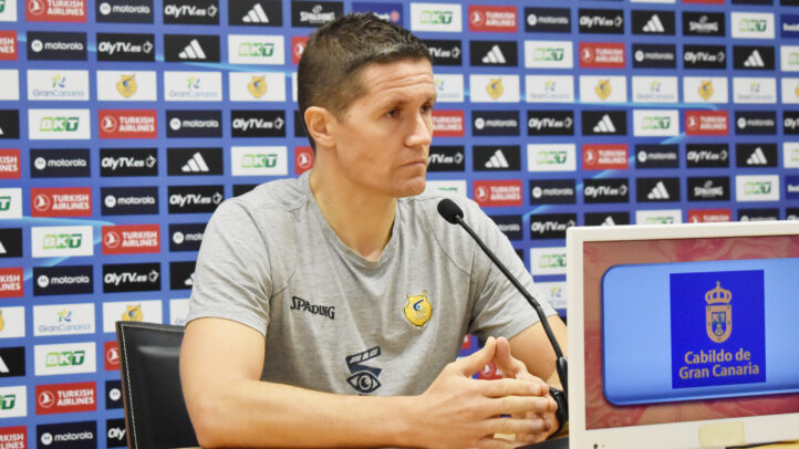 Jaka Lakovic en una conferencia de prensa, analizando al equipo Besiktas.