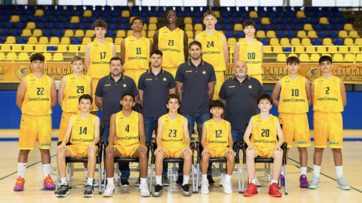 Equipo infantil del Club Baloncesto Gran Canaria posando en la cancha.