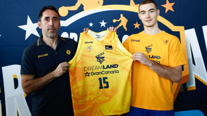 presentado en el Gran Canaria Arena",Ziga Samar y un representante del club muestran la camiseta del Gran Canaria.
