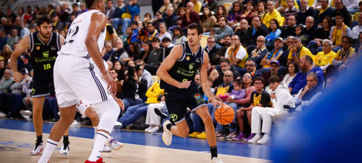 Jugadores del Dreamland Gran Canaria en un partido rodeados de aficionados.
