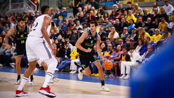 Jugadores del Dreamland Gran Canaria en un partido rodeados de aficionados.