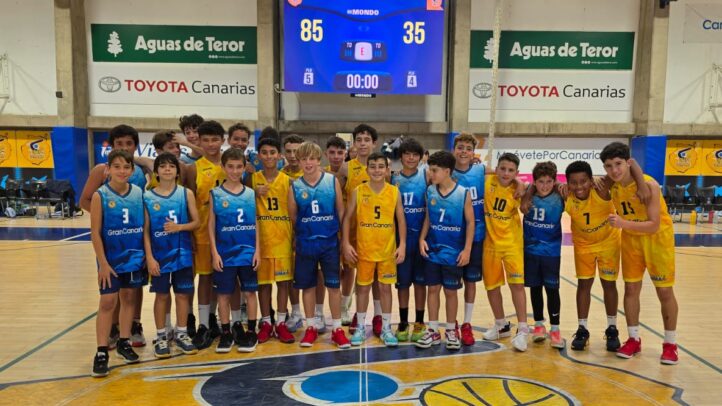 gran protagonista de la jornada",Jugadores de baloncesto del cadete masculino posan juntos tras un partido.