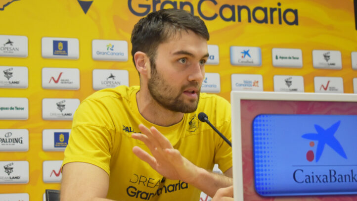 Mike Tobey habla en la rueda de prensa del Club Baloncesto Gran Canaria.