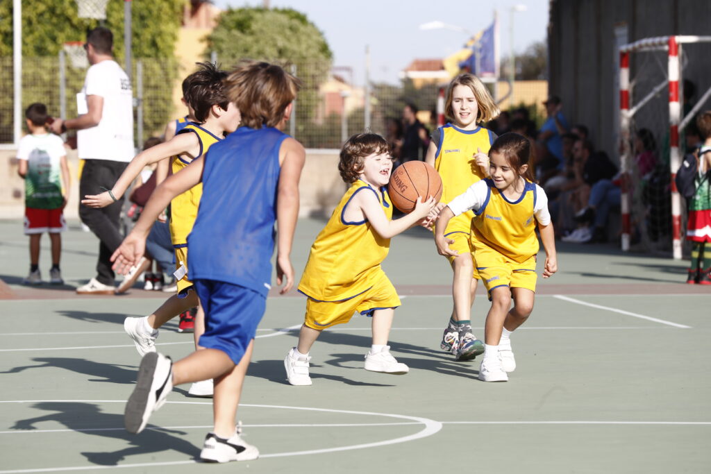 Niños jugando al baloncesto durante la primera jornada de la XI Liga de Escuelas.