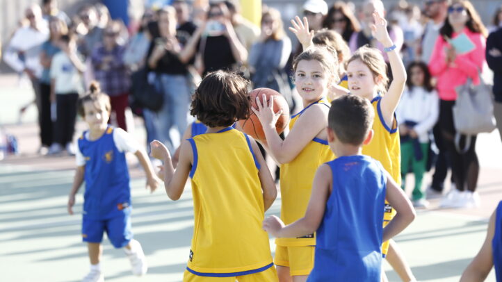 Niños jugando al baloncesto durante la primera jornada de la XI Liga de Escuelas Eduardo Polo.