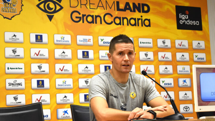 Entrenador Jaka Lakovic en rueda de prensa, fondo con logos del Club Baloncesto Gran Canaria.