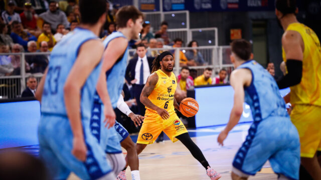 Jugador del Dreamland Gran Canaria dribla con el balón en un partido contra UCAM Murcia.