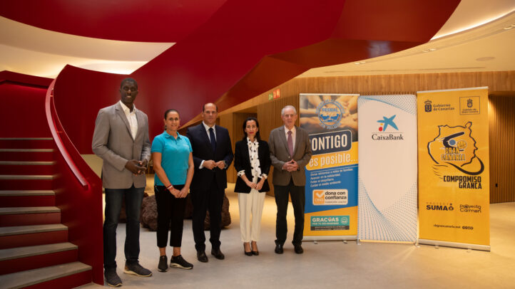 Representantes del Club Baloncesto Gran Canaria y CaixaBank en un evento benéfico.