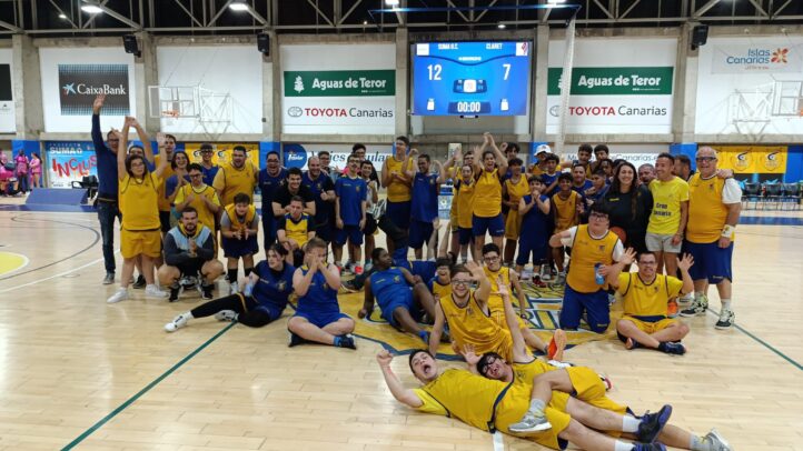 Jugadores y familiares celebran juntos tras un partido de baloncesto en el Colegio Claret.