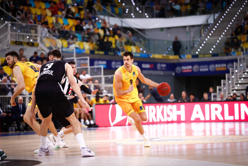 Jugadores del Club Baloncesto Gran Canaria compiten en un partido de la BKT EuroCup.