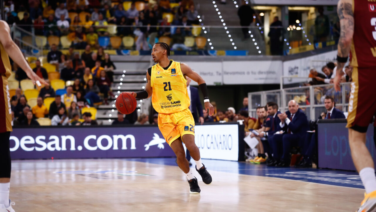 Jugador del Dreamland Gran Canaria con balón en jugada durante un partido.
