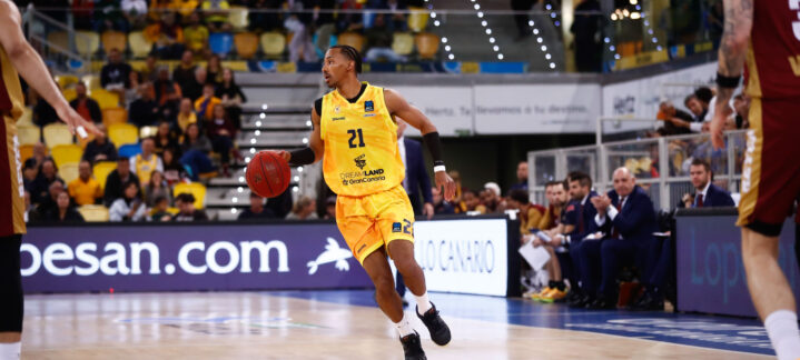 Jugador del Dreamland Gran Canaria con balón en jugada durante un partido.