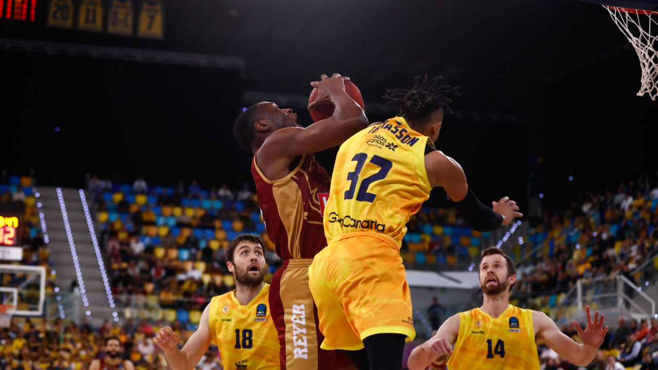 Jugadores en acción durante un partido de baloncesto en el Buesa Arena.