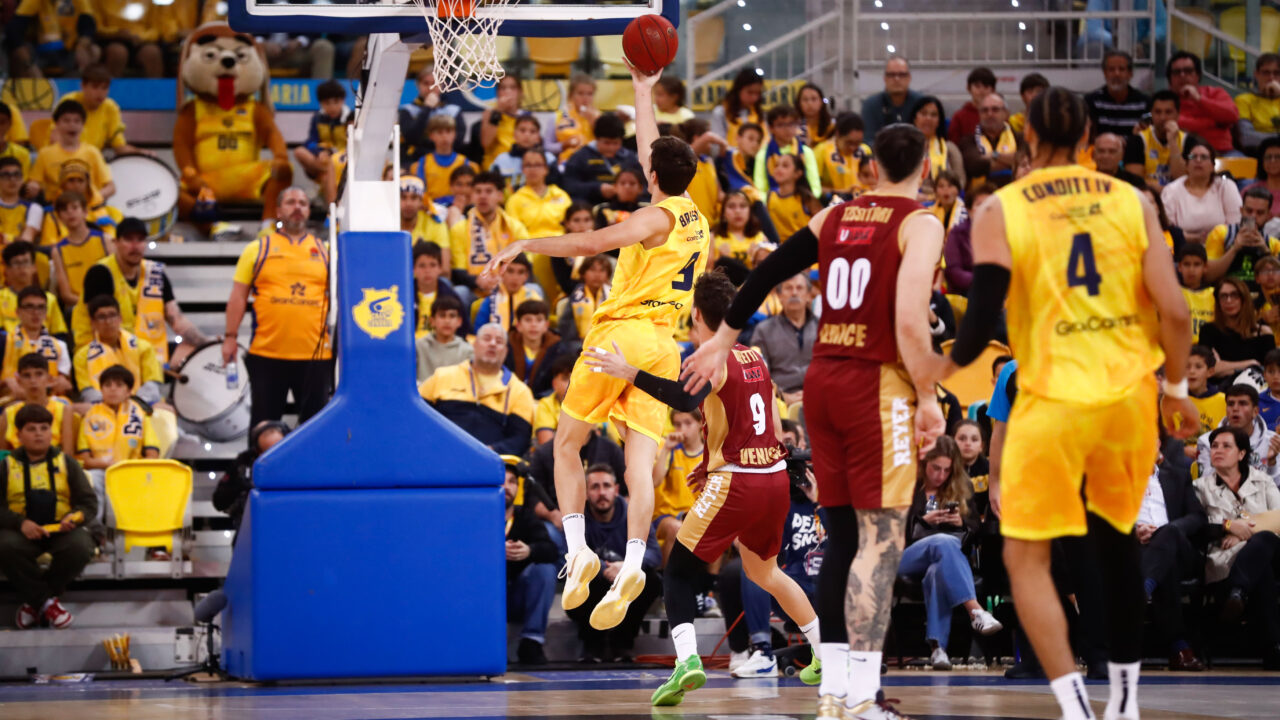 Jugadores del Dreamland Gran Canaria en acción durante un partido de EuroCup.