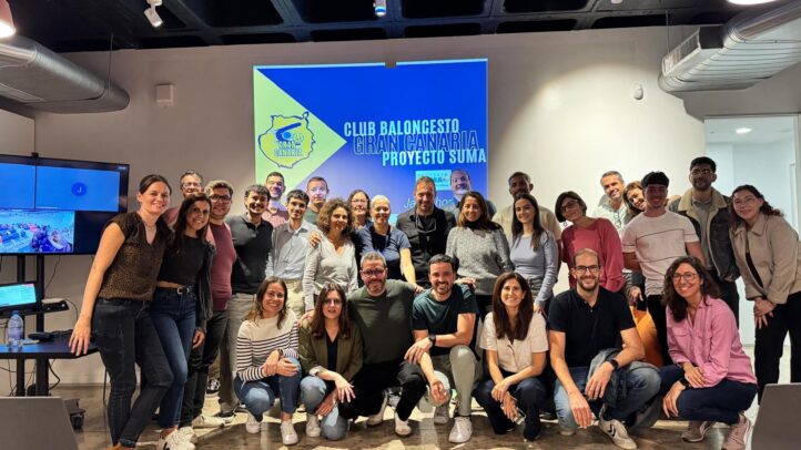 Grupo del Club Baloncesto Gran Canaria en su visita a Grupo Satocan, sonriendo juntos.