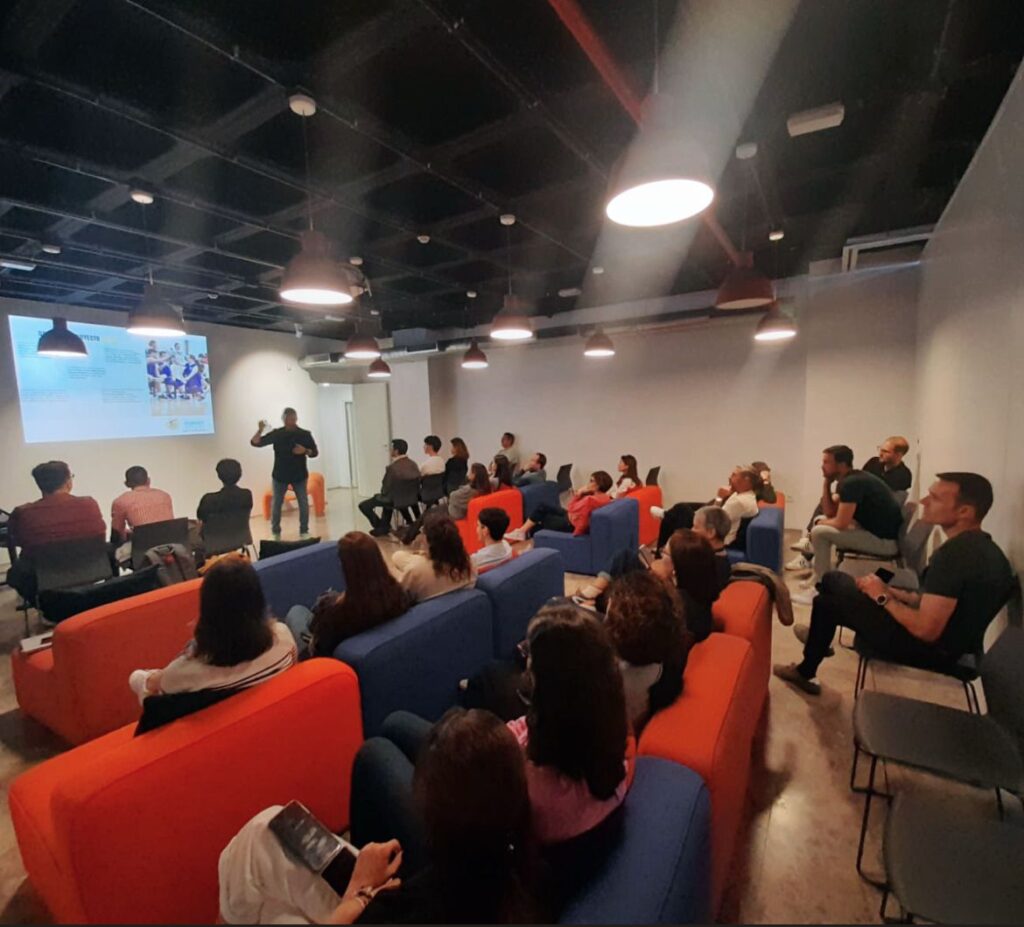 Reunión del Proyecto Suma del Club Baloncesto Gran Canaria en un espacio moderno.