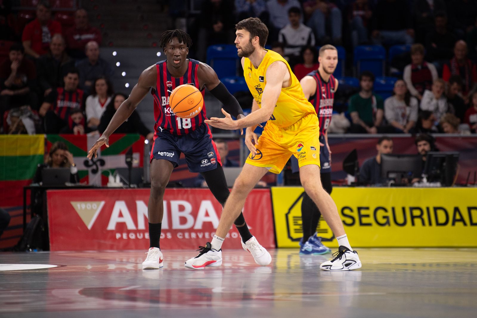 Jugadores de baloncesto en acción durante un partido en el Buesa Arena.