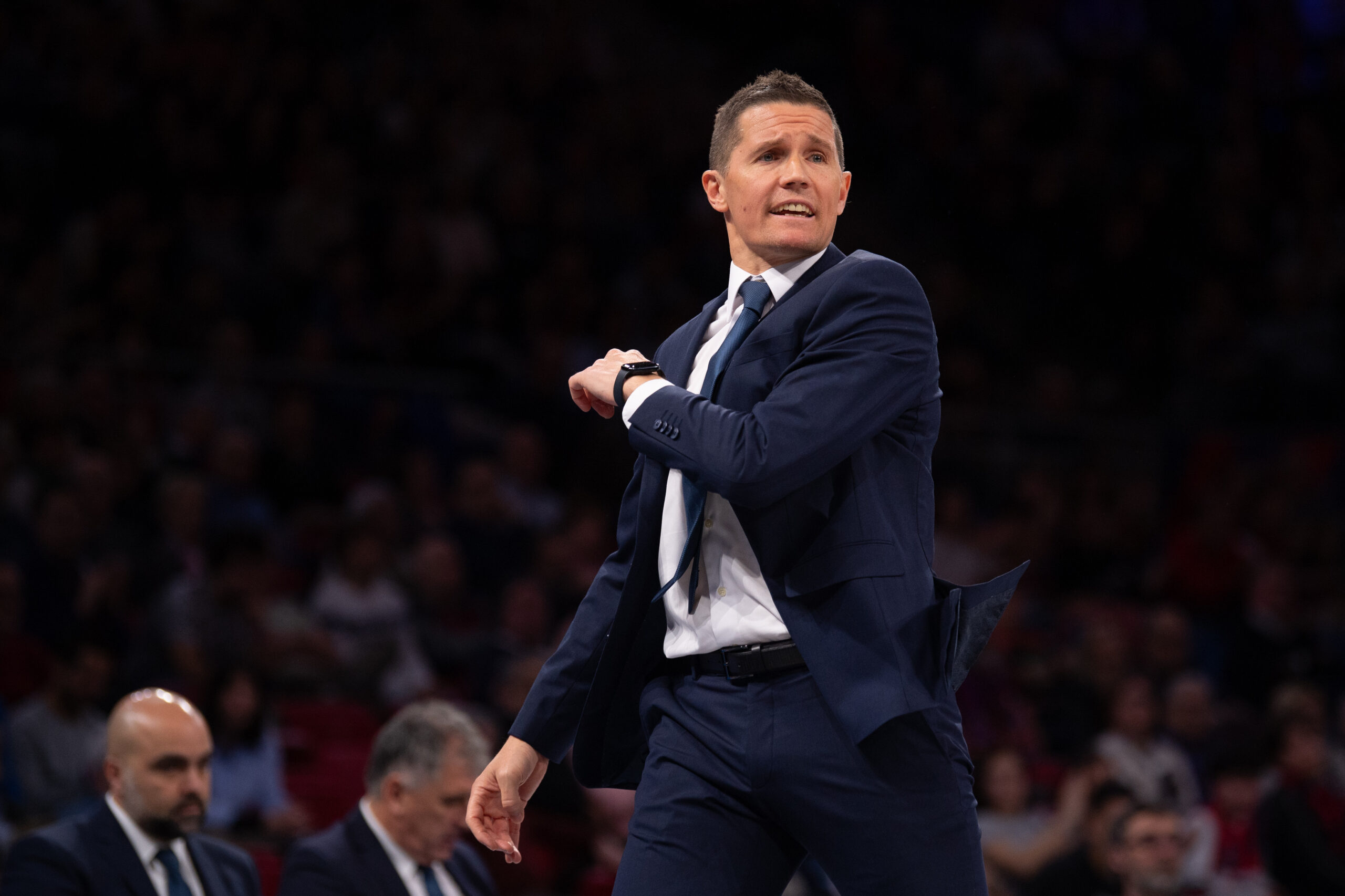 Jaka Lakovic dirigiendo al equipo durante un partido, mostrando intensidad y enfoque.