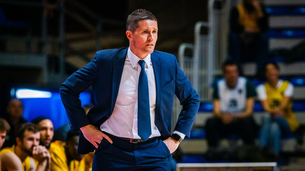 Entrenador del CB Gran Canaria dirigiendo el partido con actitud concentrada.