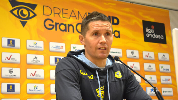 Jaka Lakovic en rueda de prensa, hablando sobre el equipo y su desempeño.