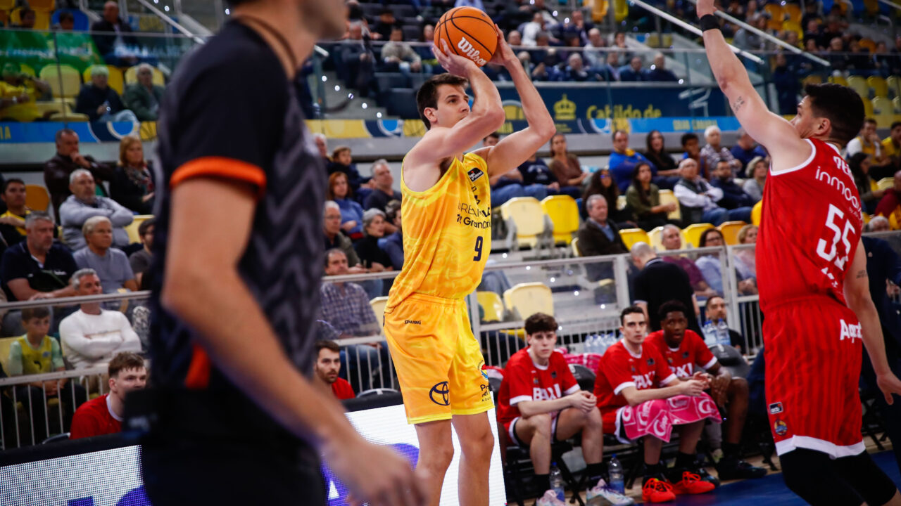 Jugador del Dreamland Gran Canaria lanza a canasta en un partido contra un rival.