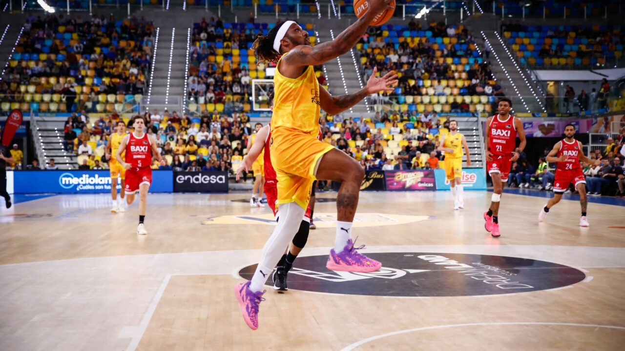 Caleb Homesley realizando un lanzamiento durante un partido del Gran Canaria.