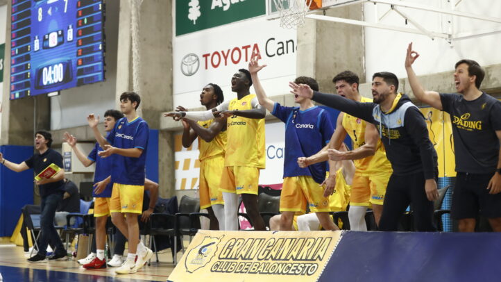 Jugadores y técnicos del Club Baloncesto Gran Canaria animan desde el banquillo.