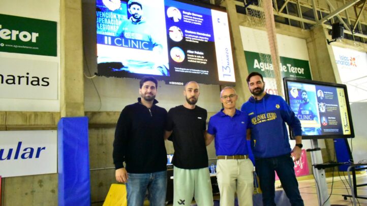 todo un éxito en La Vega de San José",Cuatro ponentes posan frente a una pantalla durante el II Clínic Multidisciplinar de la Salud.