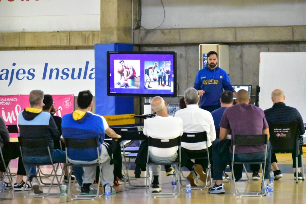  todo un éxito en La Vega de San José",Clínic sobre salud en el deporte con especialistas y participantes en una sala.