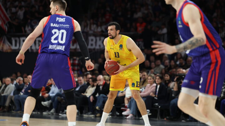 Jugador del Dreamland Gran Canaria con balón, en acción durante un partido de baloncesto.