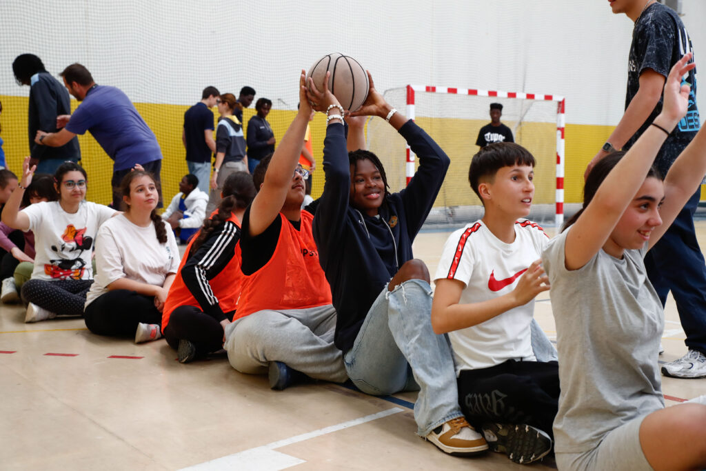 Jóvenes participando en actividades de baloncesto en el Polideportivo Jesús Telo.