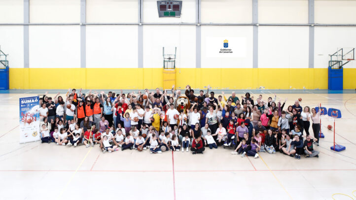 Gran grupo de participantes del Proyecto Suma en el Polideportivo Jesús Telo.