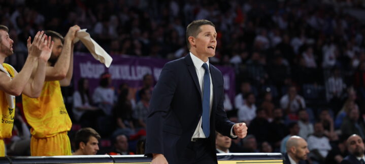 Jaka Lakovic dirigiendo al equipo con entusiasmo durante un partido de baloncesto.