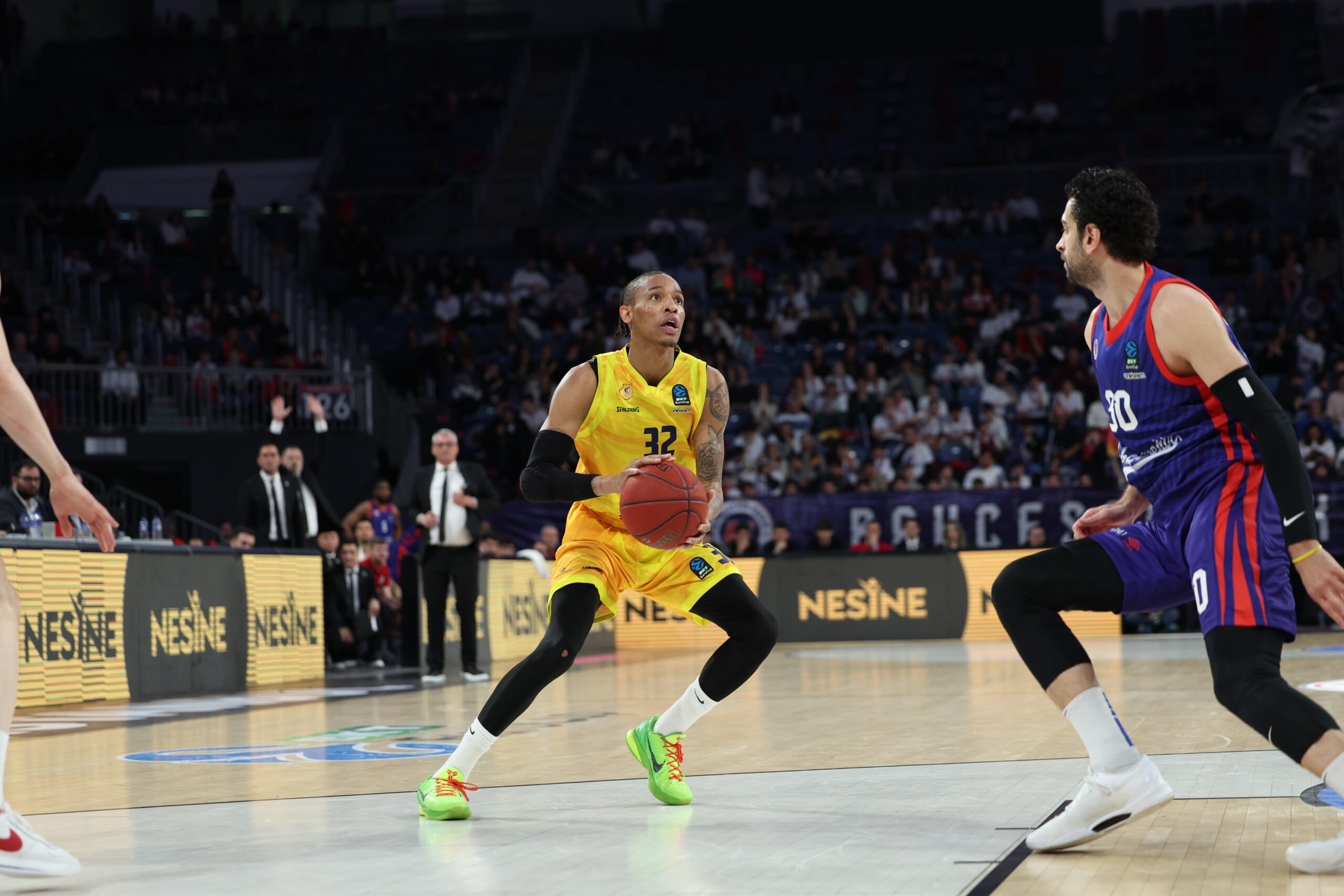 Jugador del Dreamland Gran Canaria driblando con el balón en un partido de baloncesto.