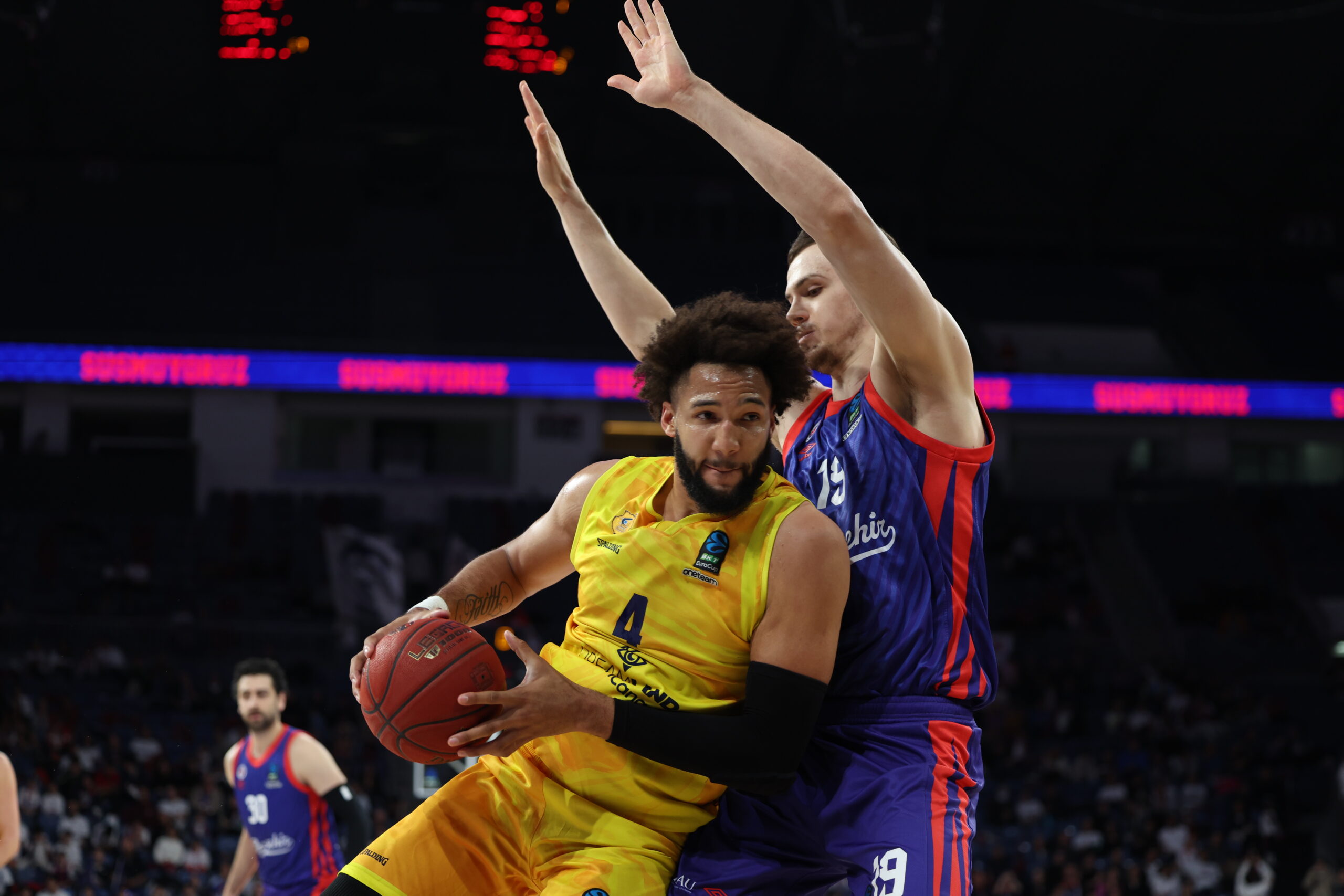 Jugador del Dreamland Gran Canaria en acción durante un partido europeo.