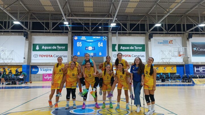 Equipo de baloncesto celebrando su victoria, con marcador de 65-64 en el fondo.