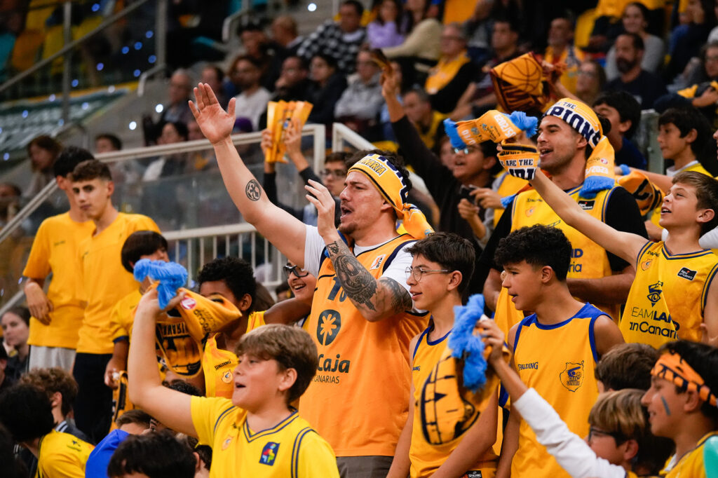 entradas a la venta para la final de BKT EuroCup solo para abonados y usuarios registrados","Aficionados animando en un partido, vistiendo camisetas y bufandas del equipo.