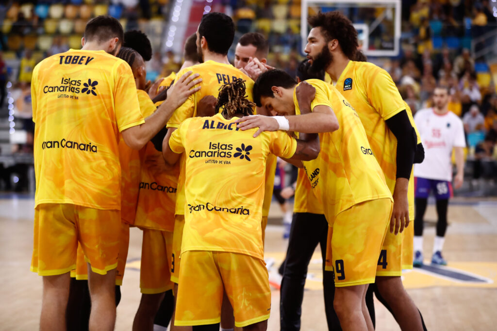 Jugadores del Dreamland Gran Canaria se reúnen en un momento de motivación antes del partido.