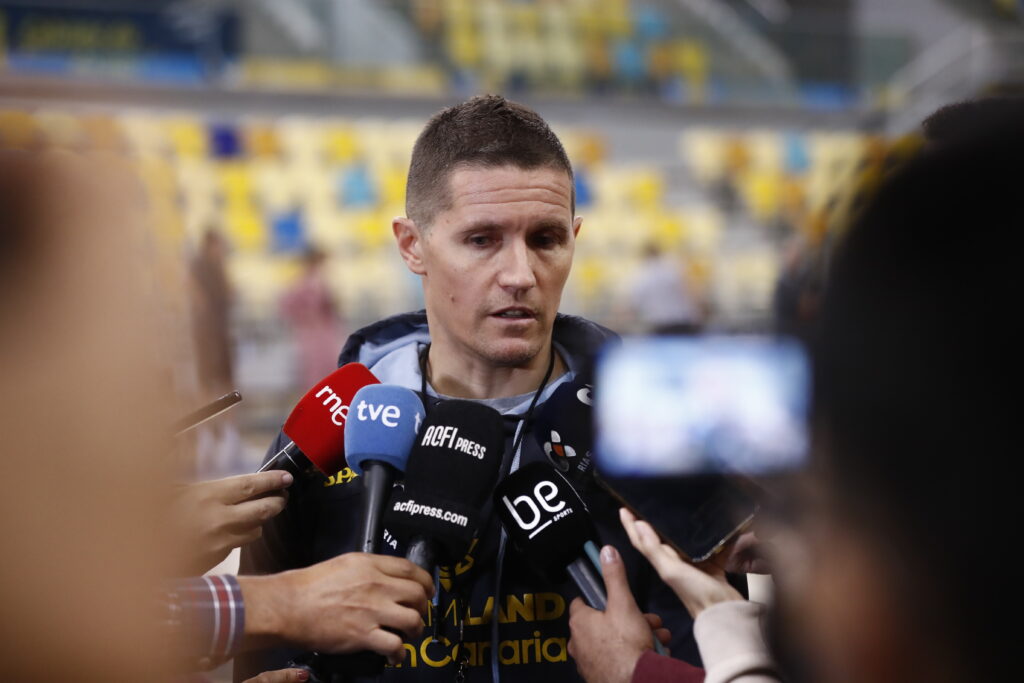 Jaka Lakovic habla ante varios micrófonos durante una rueda de prensa.