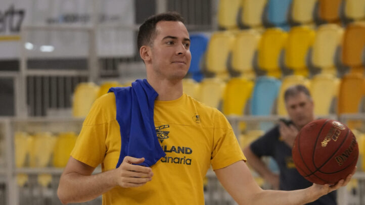 Jugador del Club Baloncesto Gran Canaria sosteniendo un balón en un entrenamiento.