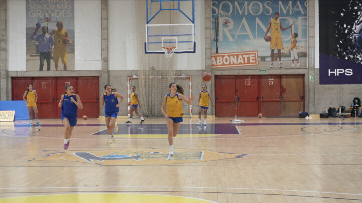 Jugadoras del cadete femenino entrenando en la cancha del Club Baloncesto Gran Canaria.