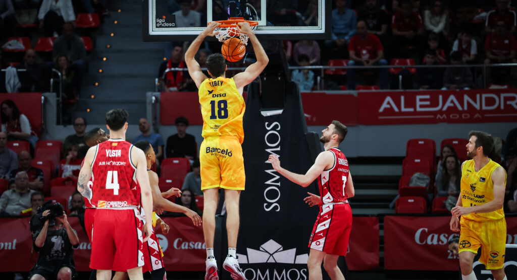 Jugador del Dreamland Gran Canaria realizando un mate en un partido contra Zaragoza.