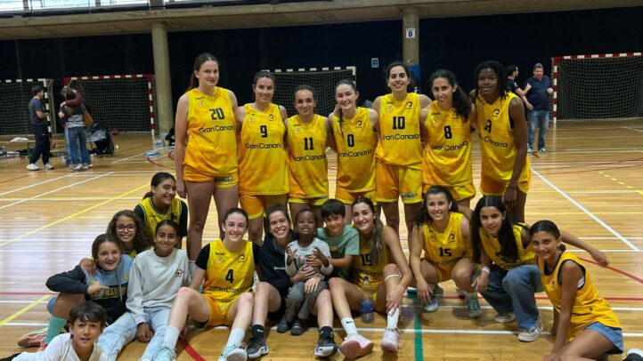 Jugadoras del Gran Canaria ULPGC posando juntas en la cancha tras un partido.