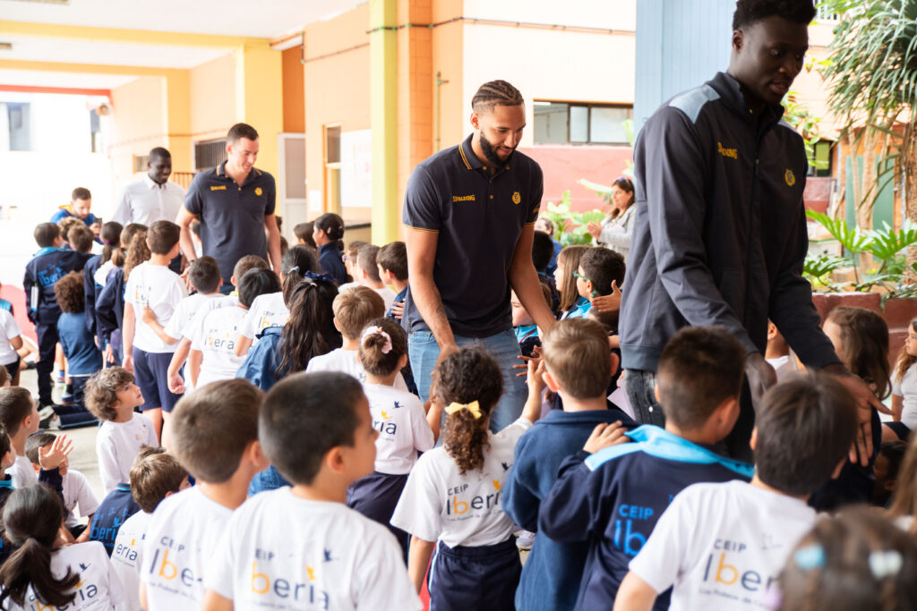 Visita de jugadores del Club Baloncesto Gran Canaria a niños del CEIP Iberia.